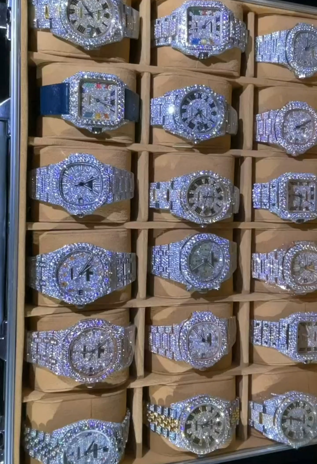 Møĩssåñīt3 watch