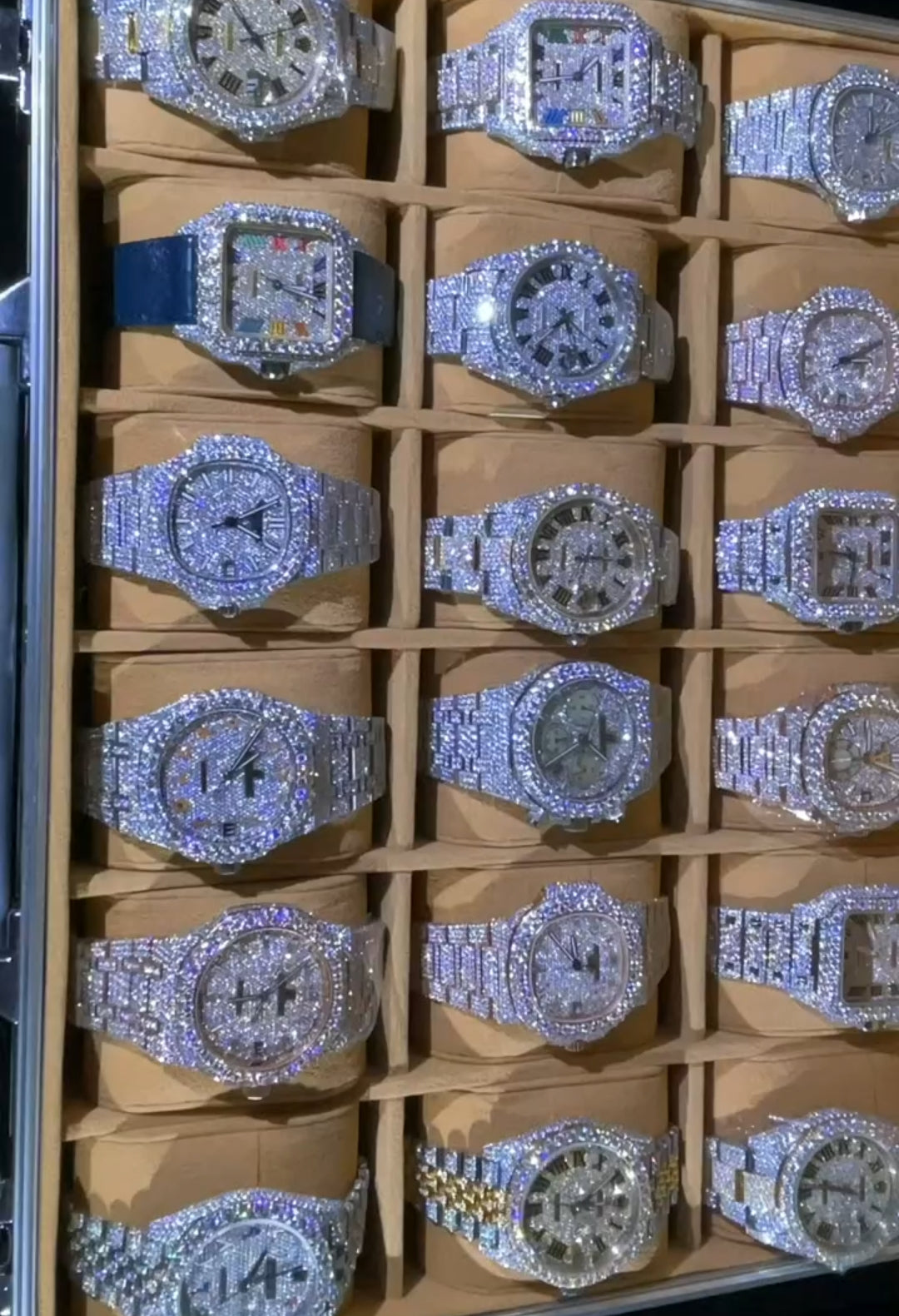 Møĩssåñīt3 watch